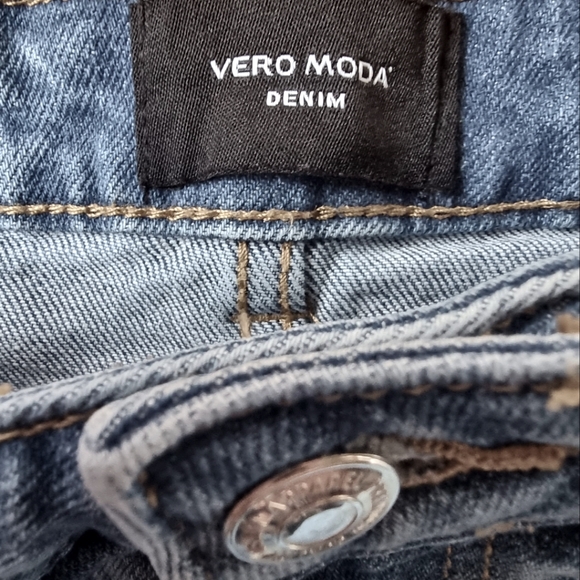 Vero Moda Light Wash Denim Highwaisted Mom Jeans👖 - Picture 3 of 11